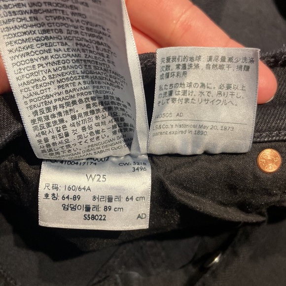 Levi’s Ribcage Shorts - Picture 5 of 7